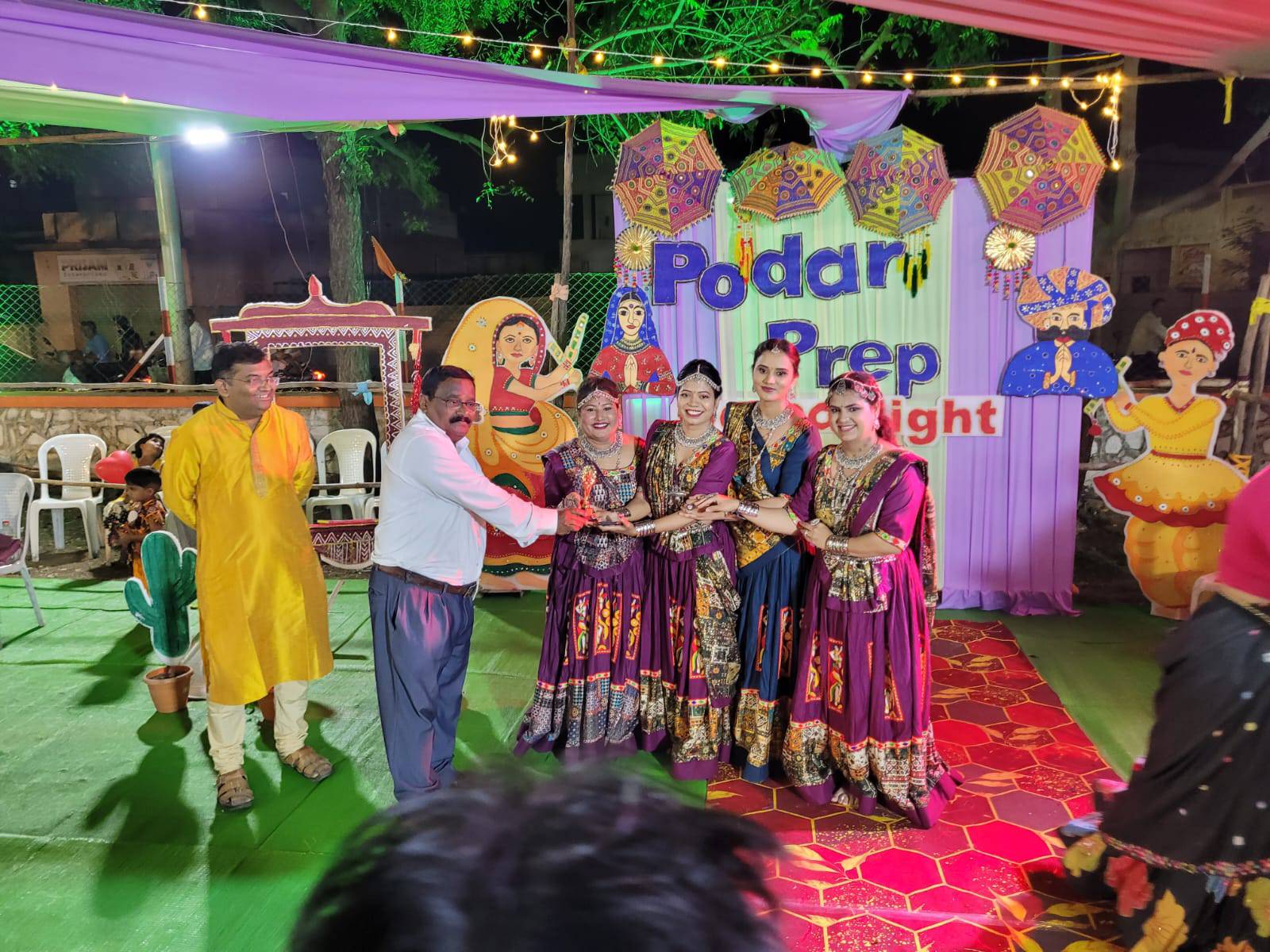 Podar Prep School आणि लोकहीत दुर्गोत्सव यांच्या संयुक्त विद्यमानाने आयोजीत गरबा उत्सव